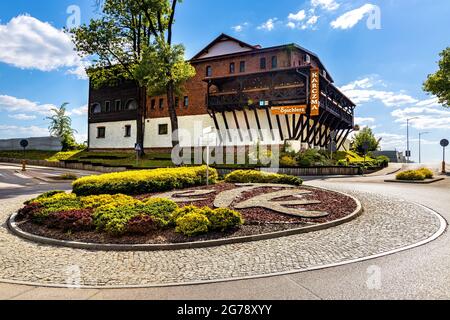 Elk, Pologne - 2 juin 2021 : rénové historique Karczma Stary Spichlerz Old Granary Inn dans la rue Zamkowa dans la ville d'Elk de la région de Masuria Banque D'Images