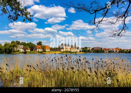 Elk, Pologne - 2 juin 2021 : panorama du centre-ville historique d'Elk avec le cœur le plus sacré de la tour de l'église de Jésus et le château d'Elk sur la rive du lac Elckie Banque D'Images