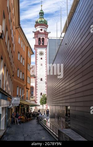 Europe, Autriche, Tyrol, Innsbruck, vue sur le clocher du Spitalskirche zum Heiligen Geist Banque D'Images