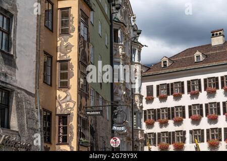 Europe, Autriche, Tyrol, Innsbruck, façades historiques de Herzog-Friedrich-Strasse dans la vieille ville d'Innsbruck Banque D'Images