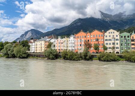 Europe, Autriche, Tyrol, Innsbruck, vue sur l'auberge aux façades colorées de la maison Mariahilfstrasse Banque D'Images