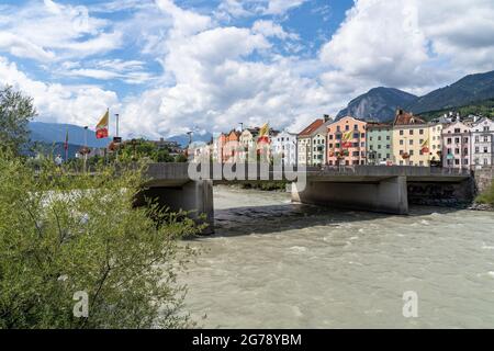 Europe, Autriche, Tyrol, Innsbruck, vue sur l'auberge aux façades colorées de la maison Mariahilfstrasse Banque D'Images