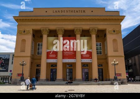 Europe, Autriche, Tyrol, Innsbruck, scène de rue en face du Théâtre d'Etat d'Innsbruck Banque D'Images