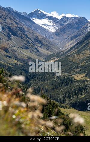 Europe, Autriche, Tyrol, Alpes de l'Ötztal, Ötztal, Vent, vue sur le pittoresque Niedertal avec la vilaciée Similaun dans la tête de la vallée Banque D'Images