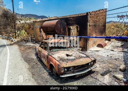 Limassol, Chypre. 10 juillet 2021. Une semaine après l'énorme incendie catastrophique qui a eu lieu à Chypre, la catastrophe se manifeste à grande échelle. Au total, plus de 50 kilomètres carrés ont été brûlés et de nombreuses maisons ont été détruites, la plupart dans le village d'Ora. Le feu est considéré comme la plus grande catastrophe depuis 1974 et l'invasion turque. (Photo de Kostas Pikoulas/Pacific Press) crédit: Pacific Press Media production Corp./Alay Live News Banque D'Images