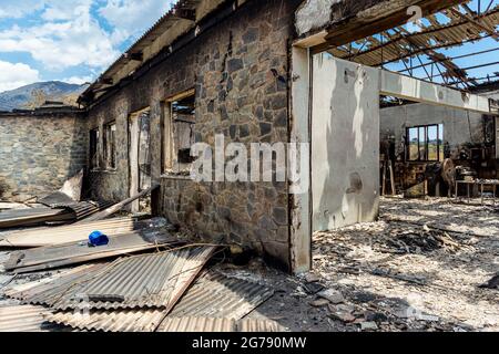 Limassol, Chypre. 10 juillet 2021. Une semaine après l'énorme incendie catastrophique qui a eu lieu à Chypre, la catastrophe se manifeste à grande échelle. Au total, plus de 50 kilomètres carrés ont été brûlés et de nombreuses maisons ont été détruites, la plupart dans le village d'Ora. Le feu est considéré comme la plus grande catastrophe depuis 1974 et l'invasion turque. (Photo de Kostas Pikoulas/Pacific Press) crédit: Pacific Press Media production Corp./Alay Live News Banque D'Images