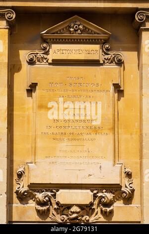 Plaque d'information sculptée dans la pierre des bains. La ville romaine de Bath, Somerset, Angleterre Banque D'Images