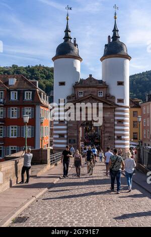 Europe, Allemagne, Bade-Wurtemberg, Heidelberg, piétons devant la porte du pont au Karl-Theodor-Brücke (ancien pont) Banque D'Images