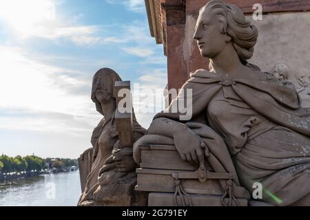 Europe, Allemagne, Bade-Wurtemberg, Heidelberg, Minerva monument sur le pont Karl Theodor Banque D'Images