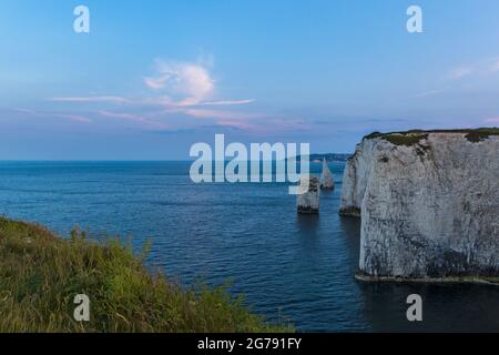 Vues sur Old Harry Rocks sur la côte jurassique depuis le South West Coast Path, l'île de Purbeck, Dorset au Royaume-Uni, le soir d'été en juin Banque D'Images