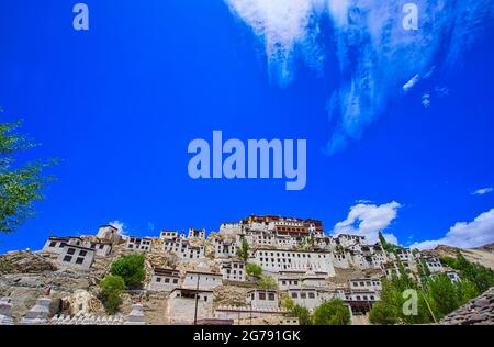 Tikse(Tiksey) Gompa ou Thiksay(Thiksey) Monastère, Temple au sommet de la colline. Paysage du XVe siècle au Ladakh, Jammu-et-Cachemire, Inde, juin 201 Banque D'Images