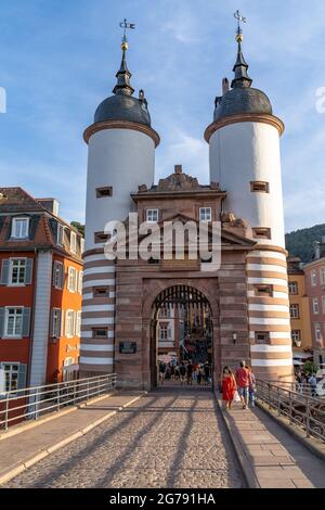 Europe, Allemagne, Bade-Wrttemberg, Heidelberg, porte de pont à la transition de l'ancien pont à la vieille ville de Heidelberg Banque D'Images