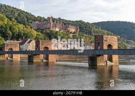 Europe, Allemagne, Bade-Wurtemberg, Heidelberg, vue sur l'écluse et le château de Heidelberg Banque D'Images