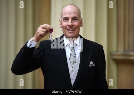 Photo de dossier datée du 02/05/19 de Richard Stanton avec la médaille George pour avoir sauvé les personnes piégées dans une grotte inondée en Thaïlande, après une cérémonie d'investiture à Buckingham Palace, Londres. Date de publication : lundi 12 juillet 2021. Banque D'Images