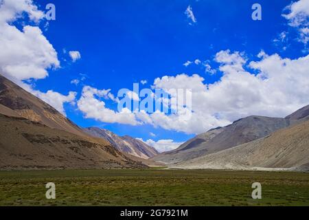 Le Pangong TSO ou le lac Pangong est un lac d'eau saumâtre, des marais et des terres humides. Paysage un lac endorheic dans l'himalaya, Jammu et Cachemire, Inde. JU Banque D'Images