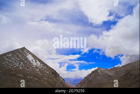 Pangong TSO ou Pangong Lake est un marécage et une zone humide. Montagne jaune. Paysage un lac endorheic dans l'himalaya, Jammu et Cachemire, Inde. Juin Banque D'Images