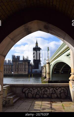 Chambres du Parlement, Big Ben et Westminster Bridge vue de jour, à travers une arche, Londres, Royaume-Uni. Banque D'Images