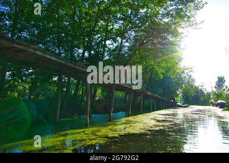 Un pont en bois pour piétons. Construit le long de la rivière où le shikara navigue. Vue sur le lac Dal à Srinagar, État du Cachemire, Inde. Juin 2018 Banque D'Images