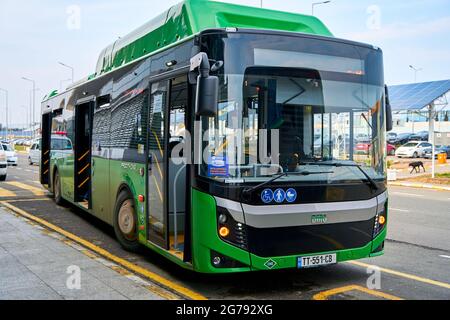 Navette aéroport pour Tbilissi. Le bus prend les passagers à l'arrêt de bus de l'aéroport. Tbilissi, Géorgie - 03.16.2021 Banque D'Images