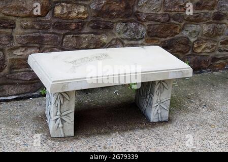 Le banc en béton est très durable, ii est dans une partie ombragée du parc. Banque D'Images