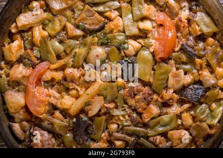 Gros plan de paella avec légumes, ingrédients naturels, cuisine européenne. Banque D'Images