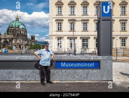 U Museuminsel, Unter den Linden, Mitte, Berlin. La nouvelle gare souterraine conçue par l'architecte Max Dudler a ouvert ses portes le 9 juillet 2021. Dudier a été inspirée par Friedrich Schinkel qui a conçu mai des bâtiments historiques de la région. Le plafond de la station, un ciel étoilé, fait référence à une décoration que Schinkel a conçue en 1816 pour une représentation de la « Flûte enchantée » de Mozart. Le ciel en bleu profond et 6662 lumières créent les étoiles. Banque D'Images