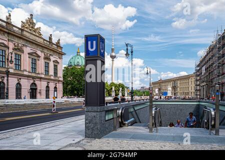 U Museumsinsel, Unter den Linden, Mitte, Berlin. La nouvelle gare souterraine conçue par l'architecte Max Dudler a ouvert ses portes le 9 juillet 2021. Dudier a été inspirée par Friedrich Schinkel qui a conçu mai des bâtiments historiques de la région. Le plafond de la station, un ciel étoilé, fait référence à une décoration que Schinkel a conçue en 1816 pour une représentation de la « Flûte enchantée » de Mozart. Le ciel en bleu profond et 6662 lumières créent les étoiles. Banque D'Images