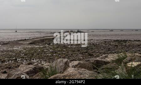 Vue sur un estuaire le long d'une chaussée Banque D'Images