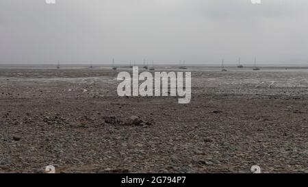 Voiliers sur la plage car la marée est à l'extérieur Banque D'Images