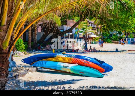 Surat Thani Thaïlande 26. Mai 2018 Resorts surfumet les touristes palmiers et le paradis à Silver Beach sur Koh Samui en Thaïlande. Banque D'Images