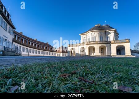 Europe, Allemagne, Bade-Wurtemberg, Stuttgart, Gerlingen, Vue sur la prairie d'automne sur le restaurant du château et le château de Solitude à Stuttgart Banque D'Images