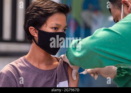 Jakarta, Indonésie. 12 juillet 2021. Un résident reçoit une dose du vaccin COVID-19 au cours d'une campagne de vaccination mobile dans les zones densément peuplées du sud de Jakarta, Indonésie, le 12 juillet 2021. Credit: Veri Sanovri/Xinhua/Alay Live News Banque D'Images