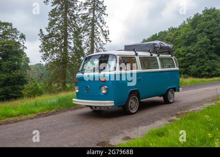 1976 70s bleu VW Volkswagen Caravelle 1970cc essence RV Bay window Kombi, en route KLMC The Cars The Star Show à Holker Hall & Gardens, Grange-over-Sands, Royaume-Uni Banque D'Images