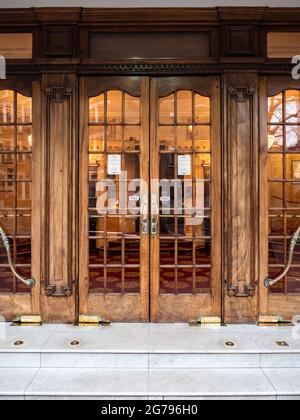 Theatre Doors, Londres. Les portes en bois ouvragées de l'entrée principale d'un ancien théâtre traditionnel du West End. Banque D'Images