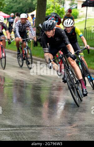 Wauwatosa, WI/USA - 26 juin 2021 : les coureurs de catégorie 4 et novices chassent le leader sur les hauts plateaux de washington en tournée du cyclisme américain de dairyland Banque D'Images