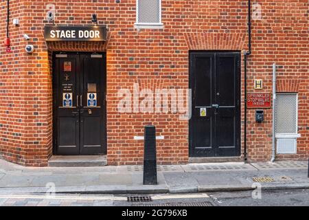 Stage Door, Londres. Une porte fermée en toute sécurité à l'arrière d'un théâtre au cœur du quartier des théâtres du West End de Londres. Banque D'Images