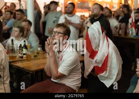 Les fans de football anglais regardent la finale EURO20 entre l'Angleterre et l'Italie dans un pub à Vauxhall, Londres, Angleterre, Royaume-Uni Banque D'Images