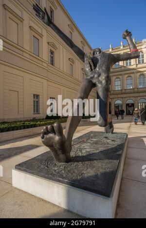 Allemagne, Brandebourg, Potsdam, cour intérieure Musée Barbernini avec sculpture de Mattheer 'Der Jahrhundertstieg' Banque D'Images