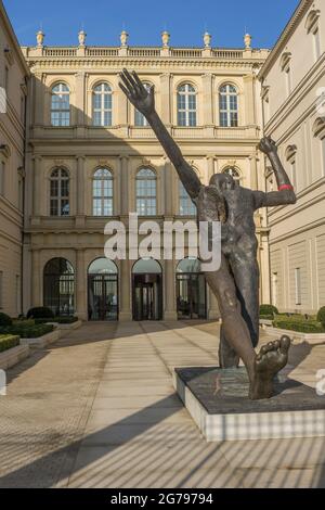 Allemagne, Brandebourg, Potsdam, cour intérieure Musée Barbernini avec sculpture de Mattheer 'Der Jahrhundertstieg' Banque D'Images