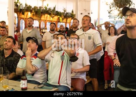 Les fans de football anglais regardent la finale EURO20 entre l'Angleterre et l'Italie dans un pub à Vauxhall, Londres, Angleterre, Royaume-Uni Banque D'Images