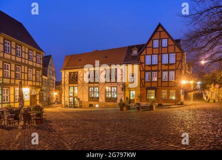 Allemagne, Saxe-Anhalt, Quedlinburg, maisons à colombages du XVe au XVIIIe siècle sur la place Finkenherd dans la soirée Banque D'Images