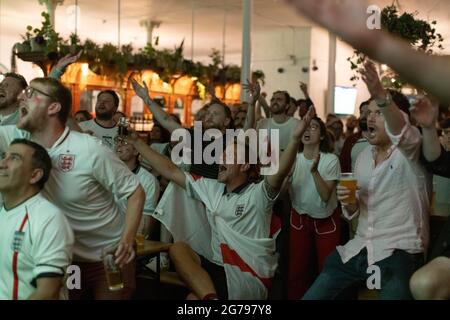 Les fans de football anglais regardent la finale EURO20 entre l'Angleterre et l'Italie dans un pub à Vauxhall, Londres, Angleterre, Royaume-Uni Banque D'Images