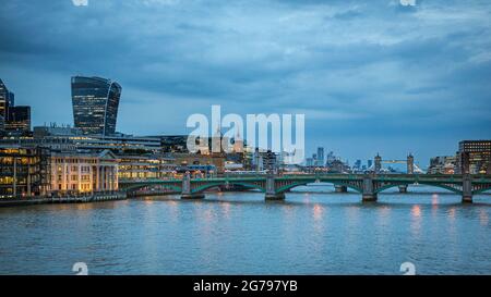 Ville de Londres, quartier financier, images d'architecture, bâtiments bancaires, connexion de l'ancien et moderne, vue du quartier financier sur la Tamise, miroir de verre, façades de fenêtres, immeubles de bureaux Banque D'Images