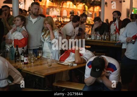 Les fans de football anglais regardent la finale EURO20 entre l'Angleterre et l'Italie dans un pub à Vauxhall, Londres, Angleterre, Royaume-Uni Banque D'Images