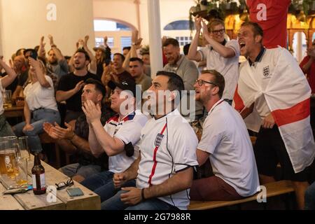 Les fans de football anglais regardent la finale EURO20 entre l'Angleterre et l'Italie dans un pub à Vauxhall, Londres, Angleterre, Royaume-Uni Banque D'Images