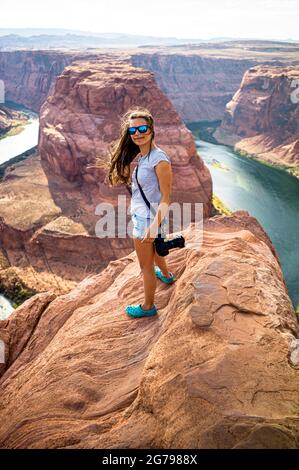 Fille caucasienne, 15-20 ans sur le bord de Horseshoe Bend, Arizona, États-Unis Banque D'Images