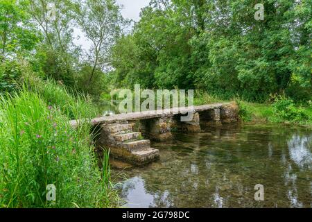Royaume-Uni, Gloucestershire, Cotswolds, Eastleach, Clapper foot Bridge, Pont en pierre de drapeau au-dessus de la rivière Leach. Banque D'Images