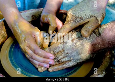 Cours de poterie, fabrication de poteries, gros plan sur les mains, Banque D'Images