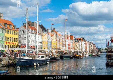 Danemark, Île de la Zélande / Sjaelland, Copenhague, Nyhavn, New Harbour à Copenhague, maisons à pignons colorées le long du canal, visite du port d'attraction touristique, quartier de divertissement touristique. Banque D'Images