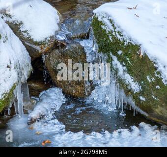 Cristaux de glace entre de grandes pierres dans le Märzenbach près de Reutlingen-Mittelstadt Banque D'Images